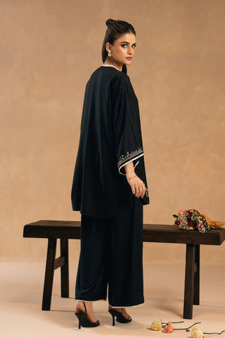 Lina Co-Ord Set is a 2-piece set made using dobby crepe featuring the words of Haidar Ali Aatish 