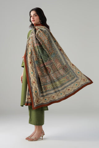 Printed odhni featuring the words of Behzad Lucknavi calligraphed throughout.