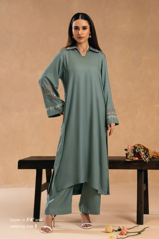 Maahi Co-Ord Set is a 2-piece set made using dobby crepe, featuring the words of Sahir Ludhianvi
