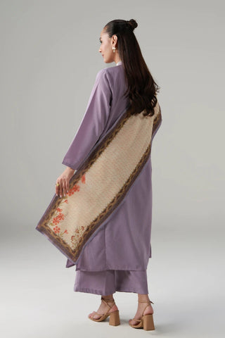 Rehguzar Stole is made from crinkle silk and is calligraphed with the words of Nida Fazli throughout