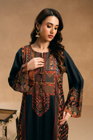 Humsafar Co-Ord Set is a 2-piece set. Featuring the words of Nida Fazli Calligraphed throughout.