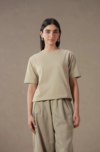 Manto 360° Tee – Caramel Latte