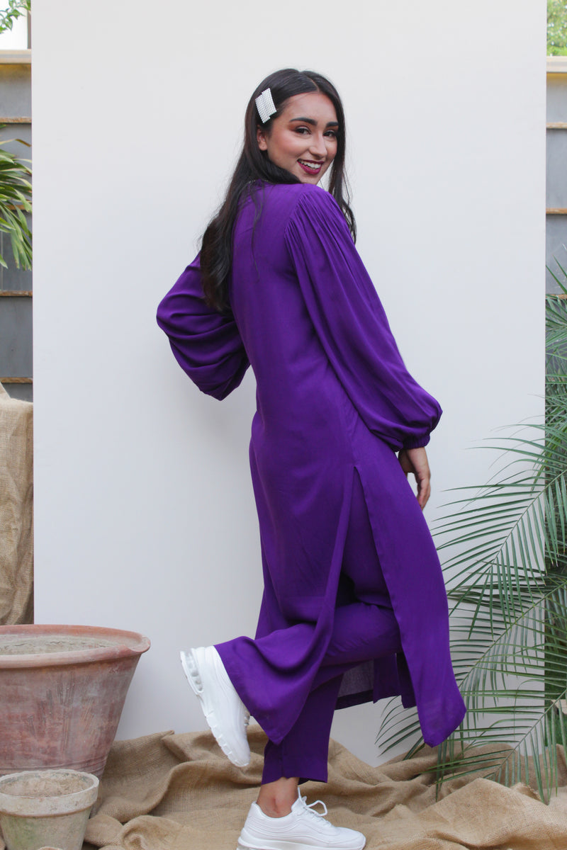Purple Lilen, 2 piece set from our Manto Aura Collection. It is a long, front-open kameez/ kurta with long balloon sleeves and trousers/ pajama pant